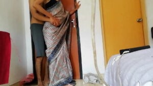 Indian Sex Vidiosकम्बल के अंदर रीना भाभी ने पति का लौड़ा चूसा और चुदवाया वीडियो