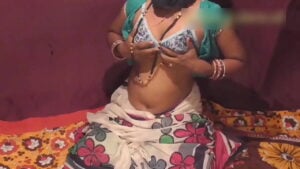 Xxxxx Porn Hindiलंबे बालों वाली भाभी ने चड्डी खिसकाकर दिखाए अपने चूतड़ वीडियो